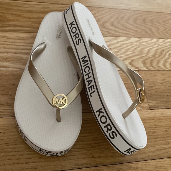 Lovely Michael Kors Womens gold flip flops - Picture 1 of 7